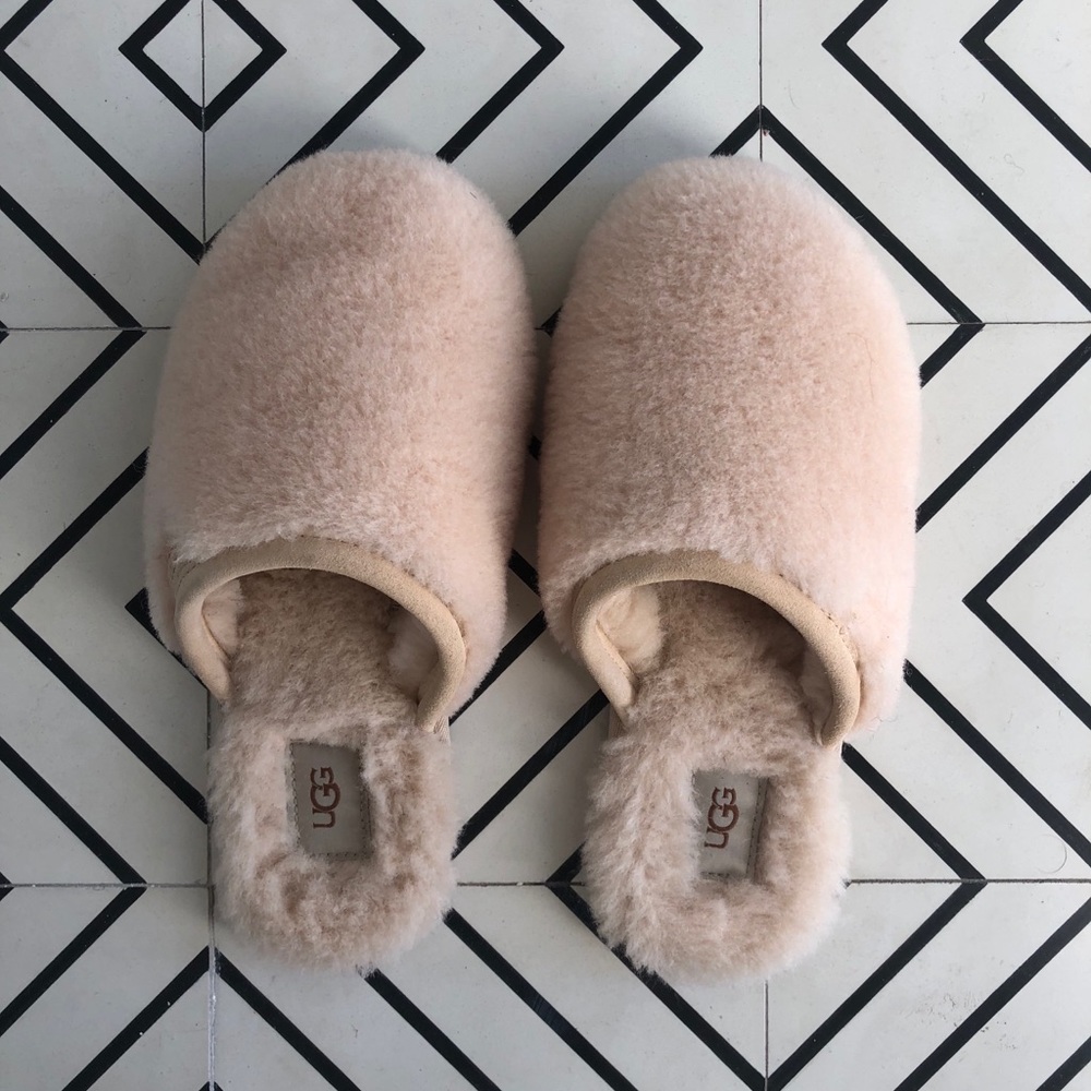 UGG fluffette slipper - like new ✨